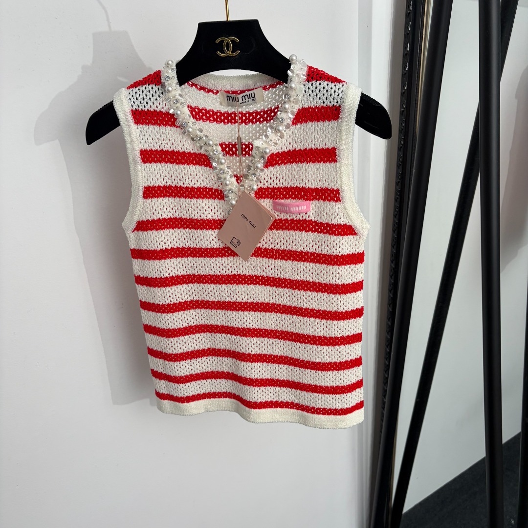 NO:888190,Model number 20264653 Miumi* new style pearl stud V-neck hollow striped knitted vest, red, black, [One size fits all bust 74, length 50; weight 0.180kg], Miumi-clothing, miumiu,19860909款号20264653 Miumi*新款 珍珠钉钻V领镂空条纹针织背心,红色,黑色,【均码胸围74,长50；重量0.180kg】,缪缪-服装,miumiu,,Women's clothing