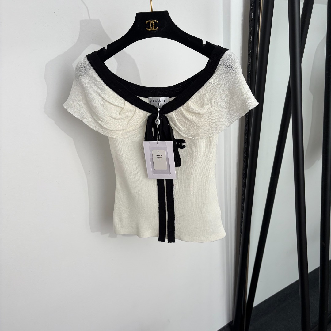 NO:888160,Model No. 20264656 Chane's latest style bow-tie ruffled wool sweater top, off-white, black, 36 38 40, [size 36 bust 68, length 42; weight 0.115kg], Chanel - Clothing, chanel, chanel,19860909款号20264656 Chane*新款 蝴蝶结系带荷叶边羊毛针织衫 上衣,米白色,黑色,36 38 40,【36码胸围68,长42；重量0.115kg】,香奈儿-服装,chanel,chanel,,Women's clothing