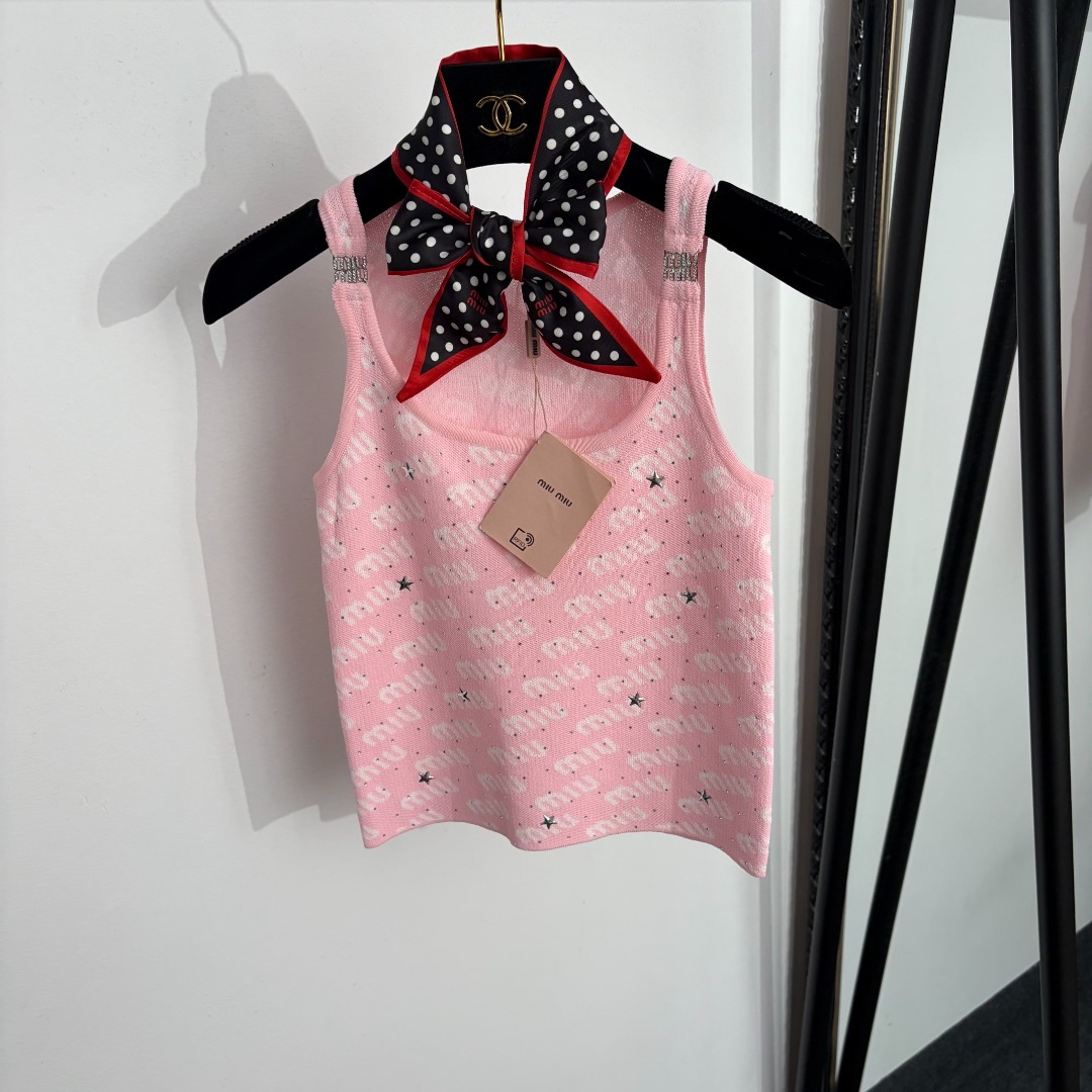 NO:888180,Model No. 20264658 Miumi* new style logo letter five-pointed star hot diamond knitted vest, with polka dot silk scarf, pink, navy blue, [One size fits all bust 66, length 45; weight 0.125kg], Miumi-clothing, miumiu,19860909款号20264658 Miumi*新款 logo字母五角星星烫钻针织背心,配波点丝巾,粉色,藏蓝色,【均码胸围66,长45；重量0.125kg】,缪缪-服装,miumiu,,Women's clothing