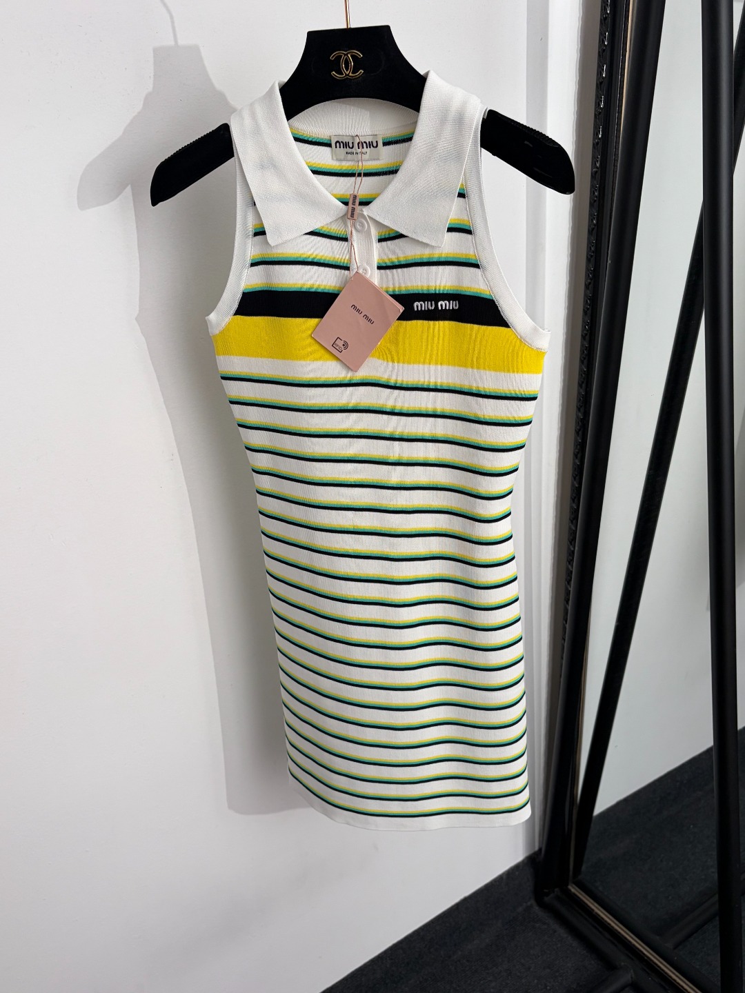 NO:888257,Model number 20264665 Miumi* new style logo embroidered letters sleeveless lapel striped knitted vest dress, white, brown, [One size fits all bust 72, length 81; weight 0.260kg], Miumi-clothing, miumiu, skirts,19860909款号20264665 Miumi*新款 logo刺绣字母 无袖翻领条纹针织背心连衣裙,白色,咖色,【均码胸围72,长81；重量0.260kg】,缪缪-服装,miumiu,skirts,,Women's clothing