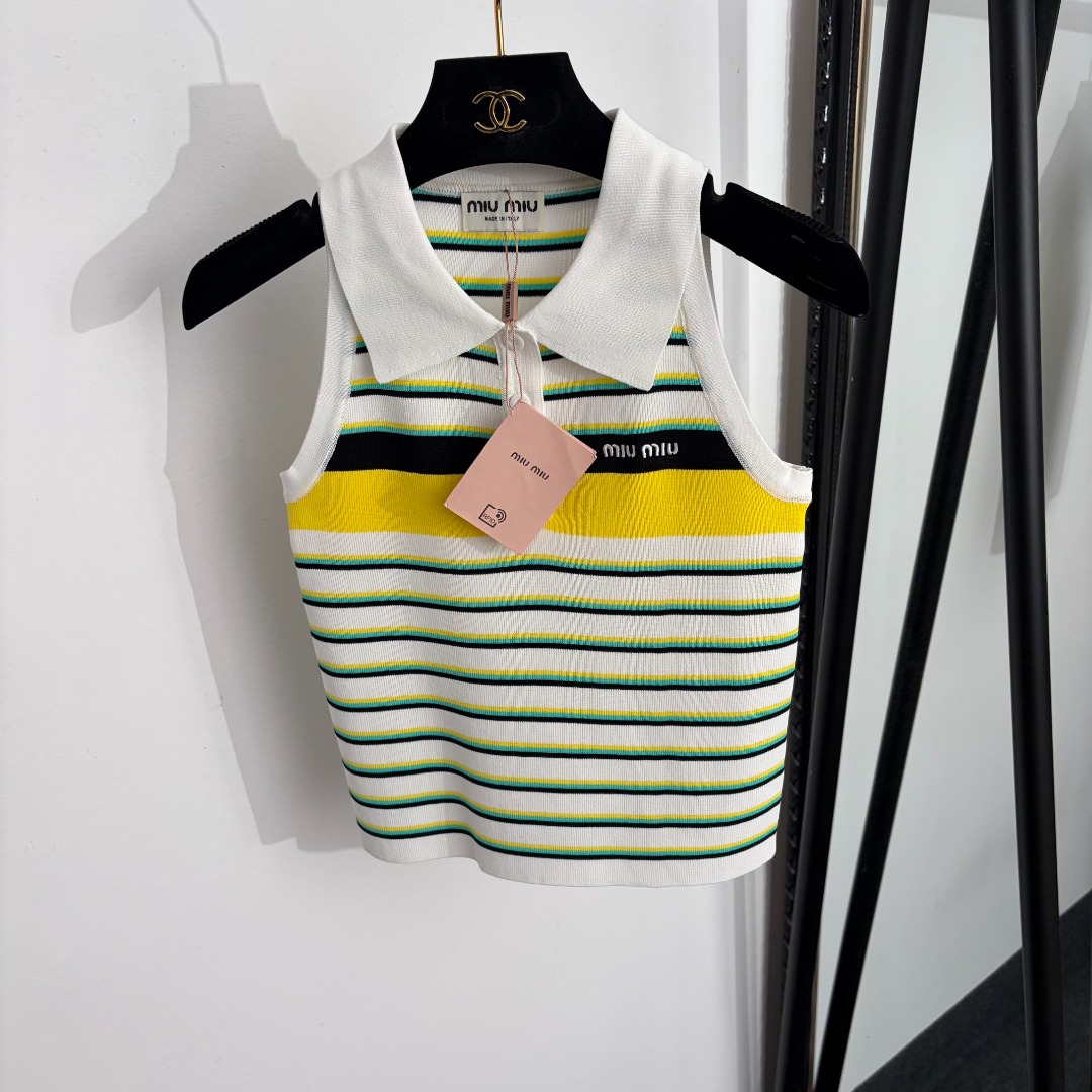 NO:888248,Model number 20264666 Miumi* new style logo embroidered letters sleeveless lapel striped knitted vest top, white, brown, [one size fits all bust 70, length 47; weight 0.155kg], Miumi-clothing, miumiu,19860909款号20264666 Miumi*新款 logo刺绣字母 无袖翻领条纹针织背心上衣,白色,咖色,【均码胸围70,长47；重量0.155kg】,缪缪-服装,miumiu,,Women's clothing