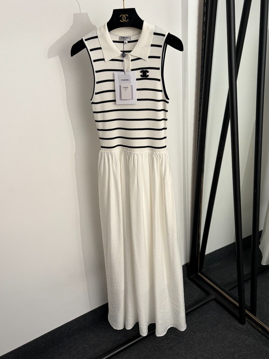NO:888178,Model No. 20264669 Chane* new logo embroidered patch sleeveless lapel striped knitted patchwork vest dress, white, navy blue, 36 38 40, [36 size bust 64 elastic, waist 64 elastic, length 130; weight 0.430kg], Chanel-clothing, chanel, chanel, skirts,19860909款号20264669 Chane*新款 logo刺绣贴布 无袖翻领条纹针织拼接背心连衣裙,白色,藏蓝色,36 38 40,【36码胸围64弹力,腰围64弹力,长130；重量0.430kg】,香奈儿-服装,chanel,chanel,skirts,,Women's clothing