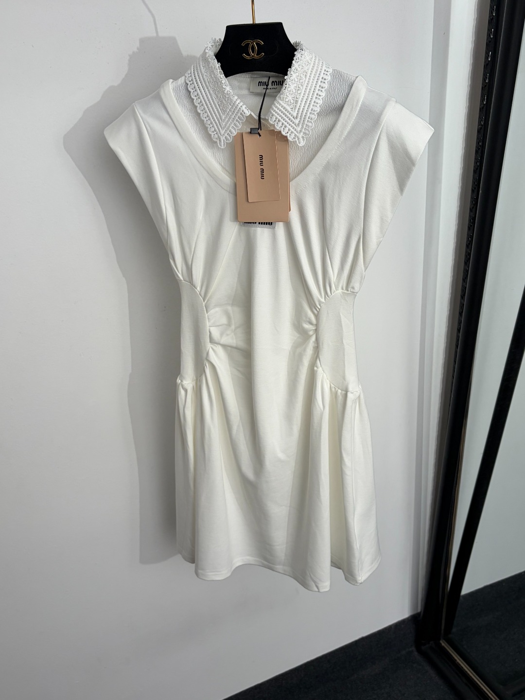 NO:888268,Model No. 20264671 Miumi* new style collar lettering, lace lapel fake two-piece pleated waist vest dress, white, SML, [M size bust 74, length 80; weight 0.340kg], Miumi-clothing, miumiu, skirts,19860909款号20264671 Miumi*新款 领标字母 蕾丝翻领假两件拼接褶皱收腰背心连衣裙,白色,SML,【M码胸围74,长80；重量0.340kg】,缪缪-服装,miumiu,skirts,,Women's clothing
