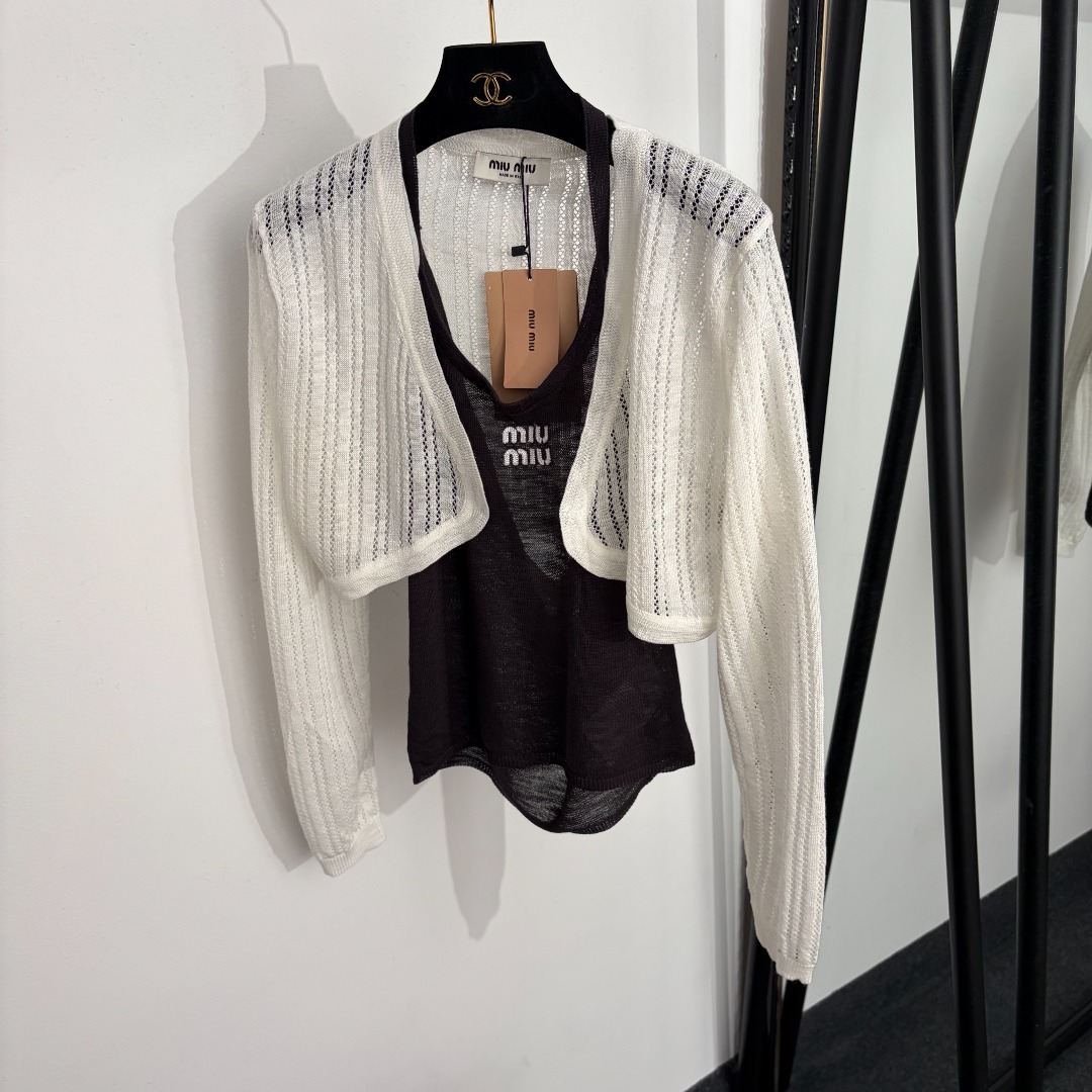 NO:888279,Model number 20264672 Miumi* new logo embroidered short long-sleeved knitted cardigan + knitted vest, white, brown, SML, [S size bust 72, length 53; shoulder width 39, bust 100, sleeve length 59, length 33; weight 0.205kg], Miumiu-clothing, miumiu,19860909款号20264672 Miumi*新款 logo刺绣短款长袖针织开衫+针织背心,白色,咖色,SML,【S码胸围72,长53；肩宽39,胸围100,袖长59,长33；重量0.205kg】,缪缪-服装,miumiu,,Women's clothing