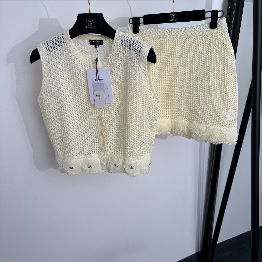 NO:888110,Model number 20264674 Chane's latest suit, three-dimensional lace rose hollow wool knitted vest + A-line knitted short skirt, off-white, 36 38 40, [36 size bust 92, length 45; waist 68 elastic, length 38; weight 0.420kg], Chanel - clothing, chanel, chanel, skirts,19860909款号20264674 Chane*新款套装,立体蕾丝玫瑰花镂空羊毛针织马甲+A字针织短半裙,米白色,36 38 40,【36码胸围92,长45；腰围68弹力,长38；重量0.420kg】,香奈儿-服装,chanel,chanel,skirts,,Women's clothing