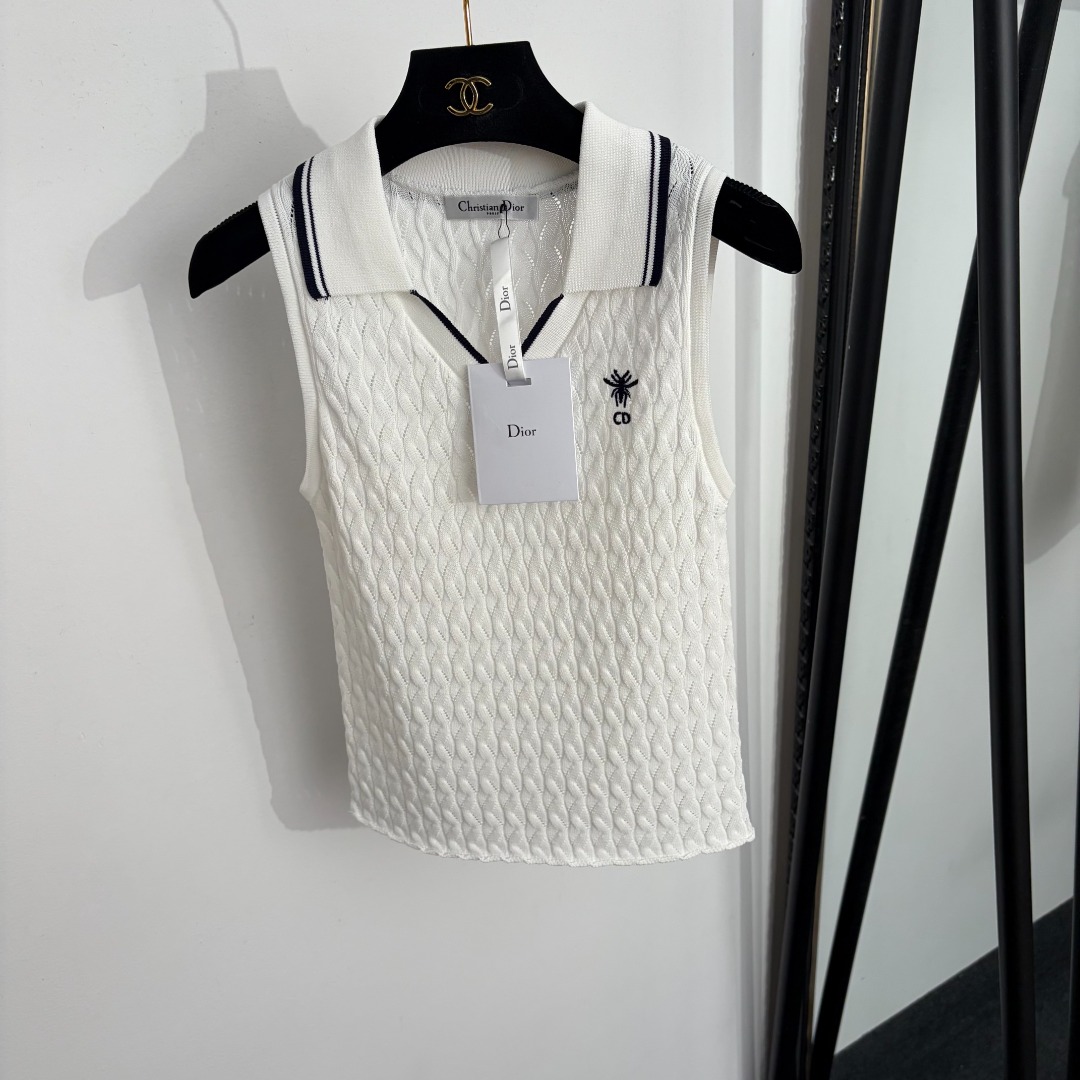 NO:888169,Model No. 20264676 Dio* new CD little bee embroidered lapel twist knitted vest, white, off-white, [One size fits all bust 68, length 50; weight 0.170kg], Dior-clothing, dior, dior,19860909款号20264676 Dio*新款 CD小蜜蜂刺绣翻领麻花针织背心,白色,米白色,【均码胸围68,长50；重量0.170kg】,迪奥-服装,dior,dior,,Women's clothing