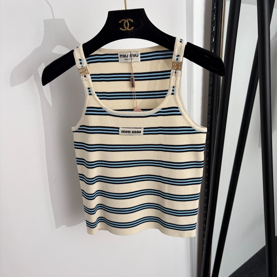 NO:888129,Model No. 20264677 Miumi* new style striped knitted vest with collar lettering, off-white, yellow, [One size fits all bust 70, length 47; weight 0.kg], Miumi-clothing, miumiu,19860909款号20264677 Miumi*新款 领标字母条纹针织背心,米白色,黄色,【均码胸围70,长47；重量0.kg】,缪缪-服装,miumiu,,Women's clothing