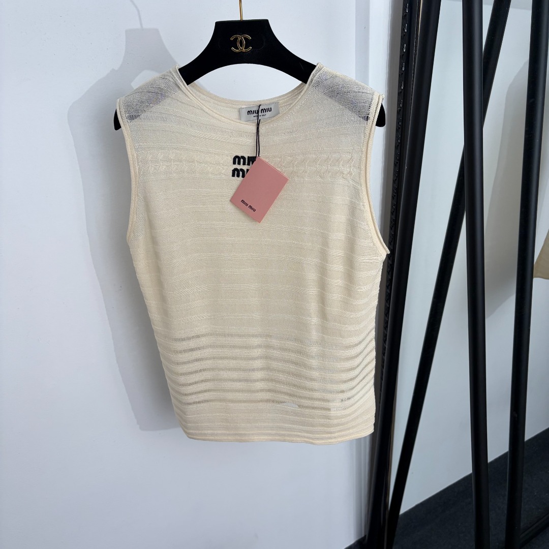 NO:888138,Model number 20264678 Miumi* new logo embroidered letter wool knitted vest, beige, 36 38 40, [38 size bust 94, length 58; weight 0.115kg], Miumiu-clothing, miumiu,19860909款号20264678 Miumi*新款 logo刺绣字母羊毛针织背心,米色,36 38 40,【38码胸围94,长58；重量0.115kg】,缪缪-服装,miumiu,,Women's clothing