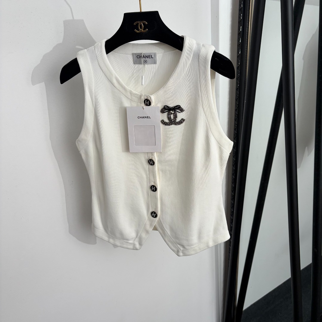 NO:888119,Model No. 20264680 Chane*new style small fragrant buttons, hot diamond logo knitted vest, white, [One size fits all bust 82, length 50; weight 0.270kg], Chanel-clothing, chanel, chanel,19860909款号20264680 Chane*新款 小香纽扣 烫钻logo针织马甲,白色,【均码胸围82,长50；重量0.270kg】,香奈儿-服装,chanel,chanel,,Women's clothing