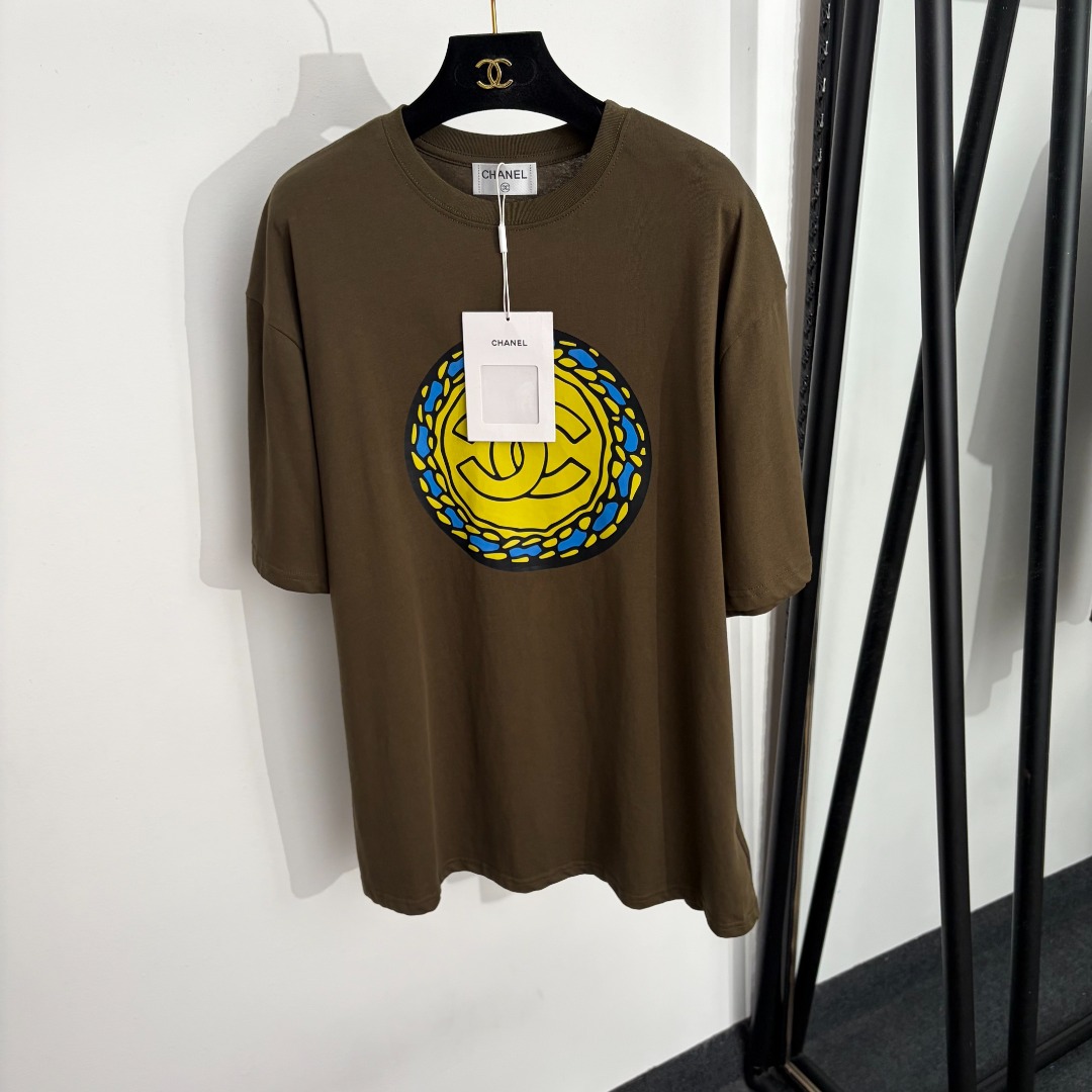 NO:889563,Model number 20264696 Chane* new Xiaoxiang logo printed short-sleeved T-shirt, military green, SML, [M size shoulder width 53, bust 114, sleeve length 24, length 74; weight 0.235kg], Chanel-clothing, chanel, chanel, T-shirt, tees, t-shirt,19860909款号20264696 Chane*新款 小香logo印花短袖T恤,军绿色,SML,【M码肩宽53,胸围114,袖长24,长74；重量0.235kg】,香奈儿-服装,chanel,chanel,T-shirt,tees，t-shirt,,Women's clothing
