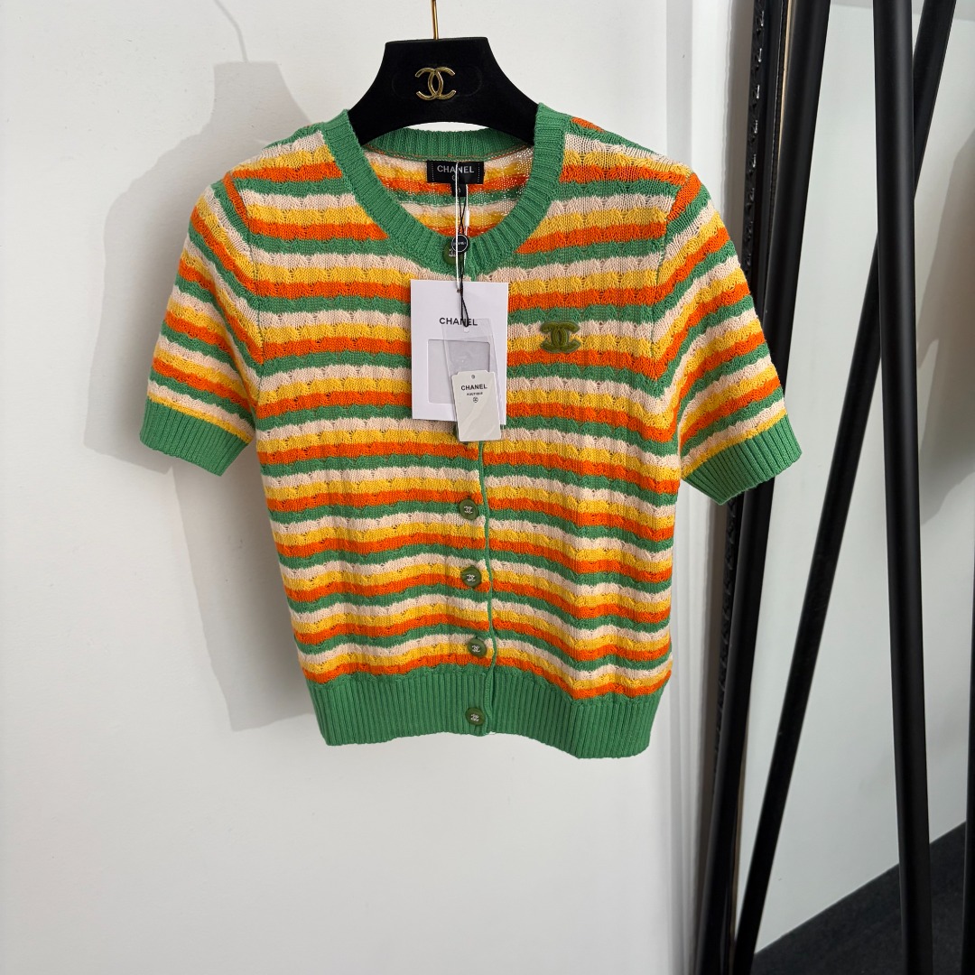 NO:889549,Model number 20264700 Chane* new logo embroidered patch color block striped short-sleeved knitted cardigan top, green, 36 38 40, [36 size bust 80, sleeve length 22, length 51; weight 0.220kg], Chanel-clothing, chanel, chanel, T-shirt,19860909款号20264700 Chane*新款 logo刺绣贴布 拼色条纹短袖针织开衫上衣,绿色,36 38 40,【36码胸围80,袖长22,长51；重量0.220kg】,香奈儿-服装,chanel,chanel,T-shirt,,Women's clothing