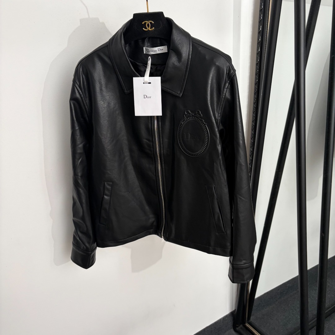 NO:889600,Model No. 20264710 Dio* new bow letter lapel long-sleeved PU leather jacket, black, SML, [M size shoulder width 45, bust 114, sleeve length 57, length 57; weight 0.675kg], Dior-clothing, dior, dior, jackets & coats, jackets & coats, leather jacket,19860909款号20264710 Dio*新款 蝴蝶结字母翻领长袖PU皮衣夹克外套,黑色,SML,【M码肩宽45,胸围114,袖长57,长57；重量0.675kg】,迪奥-服装,dior,dior,jackets & coats,jackets & coats,leather jacket,,Women's clothing