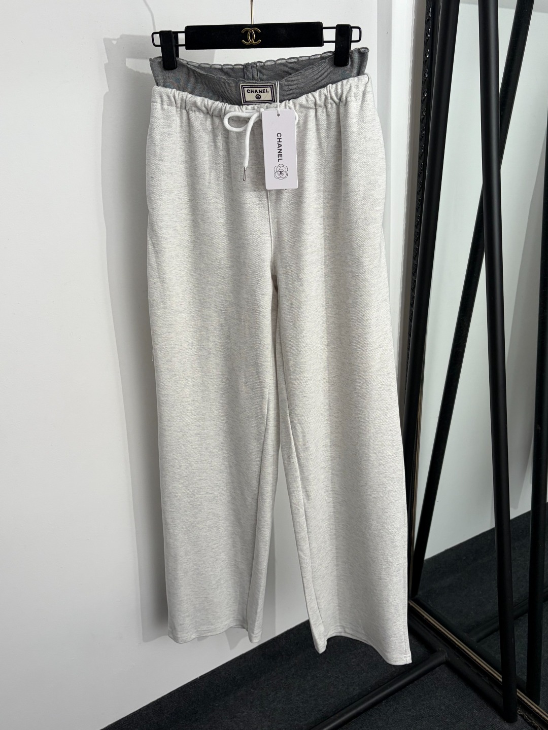 NO:889542,Model No. 20264727 Chane* new style color-blocked high-waisted fake two-piece spliced ​​casual trousers, beige, navy blue, SML, [M size waist 68 elastic, length 112; weight 0.445kg], Chanel-clothing, chanel, chanel,19860909款号20264727 Chane*新款 拼色高腰假两件拼接休闲长裤,米灰色,藏蓝色,SML,【M码腰围68弹力,长112；重量0.445kg】,香奈儿-服装,chanel,chanel,,Women's clothing