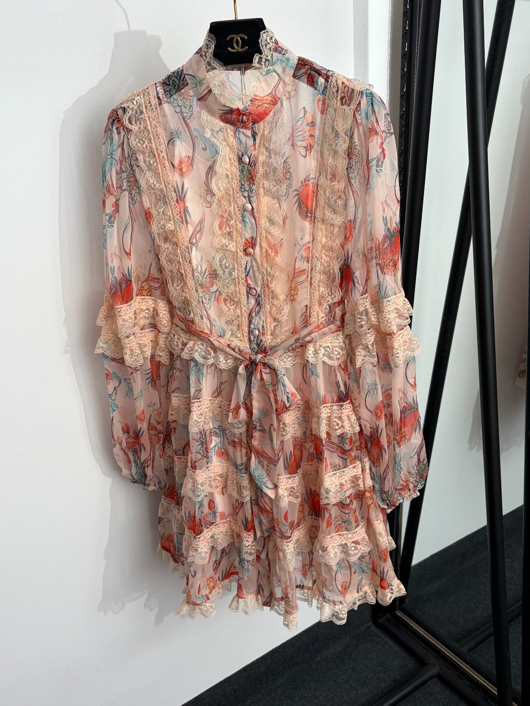 NO:889602,Style number 20264731 Zimmermann's latest French elegant floral print lace lotus splicing lace-up waist long-sleeved dress short skirt with suspender lining, pink, S-XL, [M size bust 90, length 69; shoulder width 37, bust 100, waist 82, sleeve length 65, length 94; weight 0.315kg], Zimmermann - clothing, skirts,19860909款号20264731 Zimmermann*新款 法式优雅花卉印花 蕾丝荷叶拼接系带收腰长袖连衣裙 短裙,配吊带里衬,粉色,S-XL,【M码胸围90,长69；肩宽37,胸围100,腰围82,袖长65,长94；重量0.315kg】,兹默曼-服装,skirts,,Women's clothing