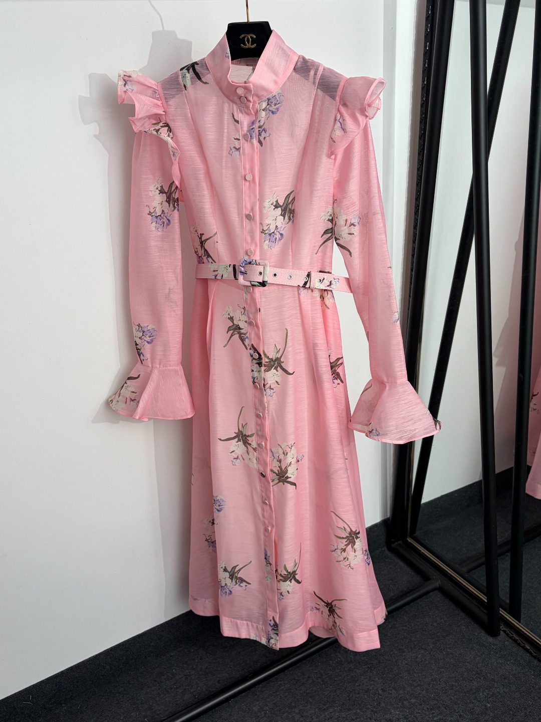 NO:889611,Model No. 20264733 Zimmermann's latest style, elegant floral print stand-up collar, waisted and flared long-sleeved dress, long skirt, with suspender lining, with belt, pink, S-XL, [M size bust 88, length 96; shoulder width 37, bust 98, waist 80, sleeve length 69, length 130; weight 0.555kg], Zimmermann-clothing, skirts,19860909款号20264733 Zimmermann*新款 气质花卉印花立领收腰喇叭长袖连衣裙 长裙,配吊带里衬,配腰带,粉色,S-XL,【M码胸围88,长96；肩宽37,胸围98,腰围80,袖长69,长130；重量0.555kg】,兹默曼-服装,skirts,,Women's clothing
