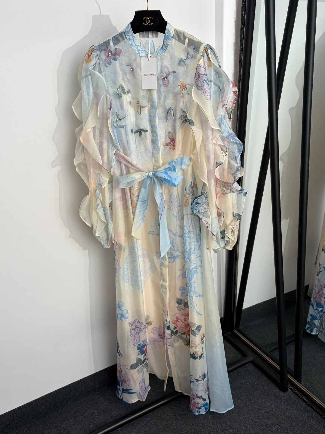 NO:889615,Model No. 20264734 Zimmermann's latest style, studded flower print, lace-up waist, lotus leaf long-sleeved dress, with suspender lining, off-white, blue, S-XL, [M size bust 86, length 96; bust 98, sleeve length 68, length 138; weight 0.390kg], Zimmermann-clothing, skirts,19860909款号20264734 Zimmermann*新款 钉钻花朵印花 系带收腰荷叶长袖连衣裙,配吊带里衬,米白色,蓝色,S-XL,【M码胸围86,长96；胸围98,袖长68,长138；重量0.390kg】,兹默曼-服装,skirts,,Women's clothing