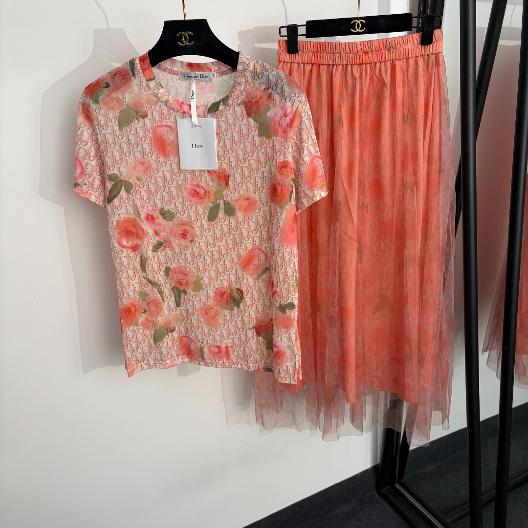 NO:889604,Style number 20264749 Dio* new suit, presbyopic logo rose printed short-sleeved T-shirt + mesh skirt, peach pink, SML, [M size shoulder width 38, bust 94, sleeve length 17, length 60; weight 0.80kg; waist 66 elastic, length 91; weight 0.145kg], Dior-clothing, dior, dior, skirts, T-shirt, tees, t-shirt,19860909款号20264749 Dio*新款套装,老花logo玫瑰印花短袖T恤+网纱半裙,桃粉色,SML,【M码肩宽38,胸围94,袖长17,长60；重量0.80kg；腰围66弹力,长91；重量0.145kg】,迪奥-服装,dior,dior,skirts,T-shirt,tees，t-shirt,,Women's clothing