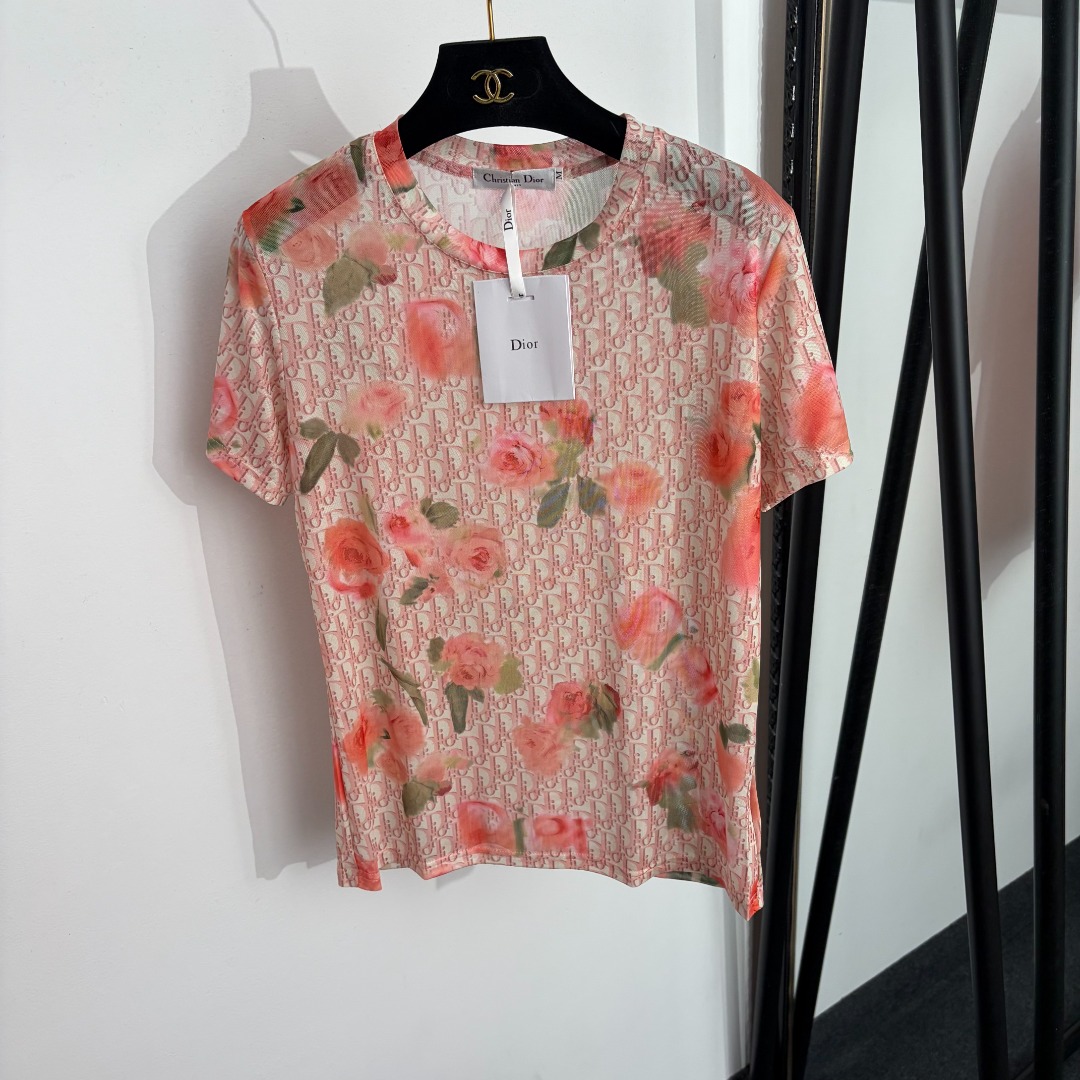 NO:889612,Style No. 20264750 Dio* new presbyopia logo rose printed short-sleeved T-shirt, peach pink, SML, [M size shoulder width 38, bust 94, sleeve length 17, length 60; weight 0.80kg], Dior-clothing, dior, dior, T-shirt, tees, t-shirt,19860909款号20264750 Dio*新款 老花logo玫瑰印花短袖T恤,桃粉色,SML,【M码肩宽38,胸围94,袖长17,长60；重量0.80kg】,迪奥-服装,dior,dior,T-shirt,tees，t-shirt,,Women's clothing