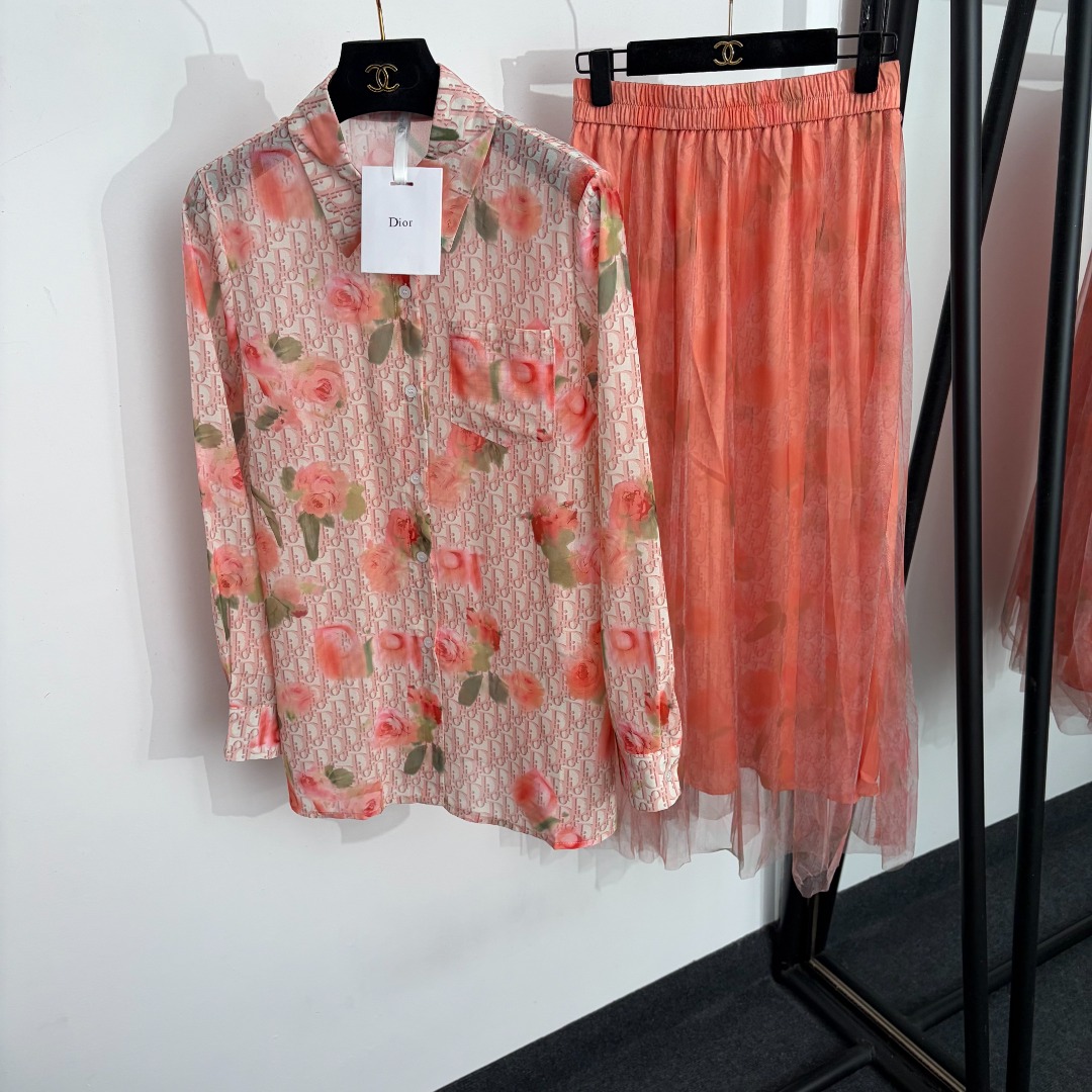 NO:889608,Model No. 20264751 Dio* new suit, presbyopic logo rose printed long-sleeved shirt + mesh skirt, peach pink, SML, [M size shoulder width 38, bust 98, sleeve length 59, length 70; weight 0.140kg; waist 66 elastic, length 91; weight 0.145kg], Dior-clothing, dior, dior, skirts,19860909款号20264751 Dio*新款套装,老花logo玫瑰印花长袖衬衣+网纱半裙,桃粉色,SML,【M码肩宽38,胸围98,袖长59,长70；重量0.140kg；腰围66弹力,长91；重量0.145kg】,迪奥-服装,dior,dior,skirts,,Women's clothing
