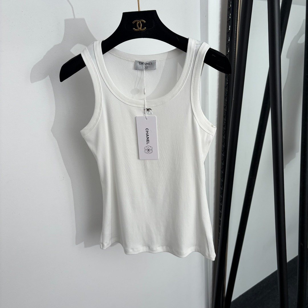 NO:889592,Model number 20264755 Chane* new style color-blocked metal logo decorated pure cotton slim vest, white, black, SML, [M size bust 66, length 7; weight 0.125kg], Chanel-clothing, chanel, chanel,19860909款号20264755 Chane*新款 拼色金属logo装饰纯棉修身背心,白色,黑色,SML,【M码胸围66,长7；重量0.125kg】,香奈儿-服装,chanel,chanel,,Women's clothing