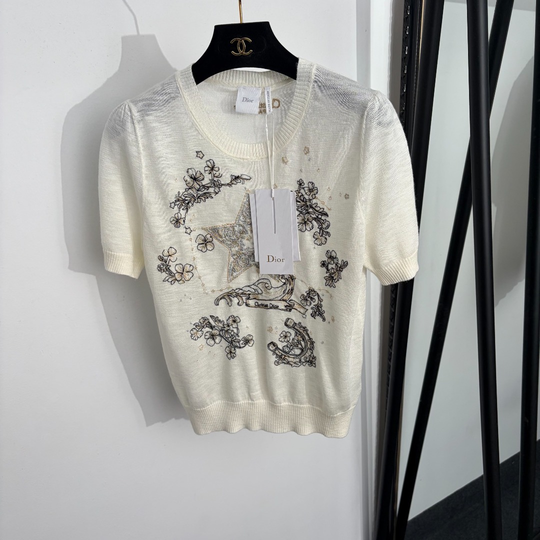 NO:889599,Style number 20264756 Dio* new five-pointed star embroidery pattern Tencel short-sleeved sweater top, off-white, pink, mint green, 36 38 40, [40 size bust 88, sleeve length 24, length 56; weight 0.160kg], Dior-clothing, dior, dior, T-shirt,19860909款号20264756 Dio*新款 五角星刺绣图案 天丝短袖针织衫上衣,米白色,粉色,薄荷绿色,36 38 40,【40码胸围88,袖长24,长56；重量0.160kg】,迪奥-服装,dior,dior,T-shirt,,Women's clothing