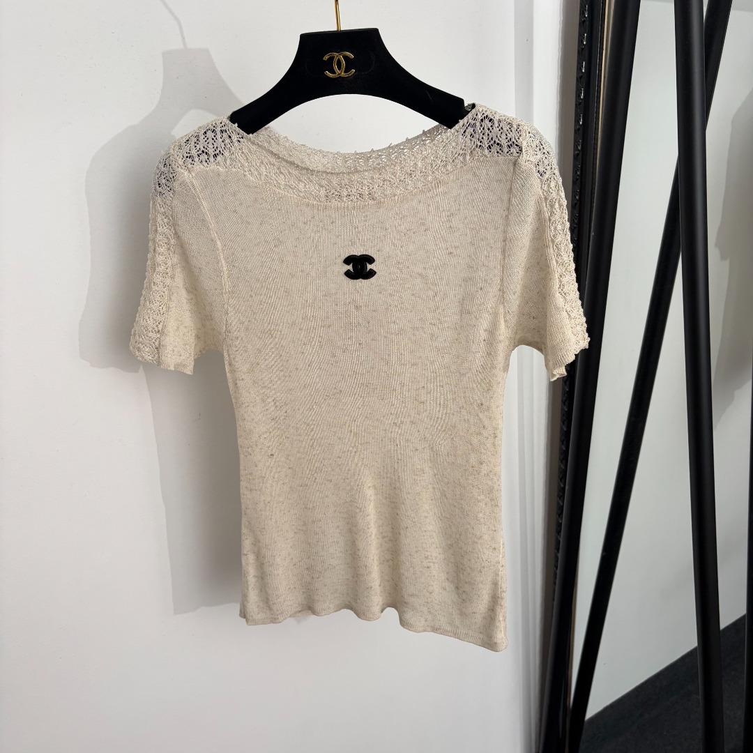 NO:889580,Model number 20264760 Chane* new logo patch hollow lace one-line collar short-sleeved sweater top, off-white, brown, [one size fits all bust 68, sleeve length 21, length 57; weight 0.90kg], Chanel-clothing, chanel, chanel, T-shirt,19860909款号20264760 Chane*新款 logo贴布 镂空花边一字领短袖针织衫 上衣,米白色,咖啡色,【均码胸围68,袖长21,长57；重量0.90kg】,香奈儿-服装,chanel,chanel,T-shirt,,Women's clothing