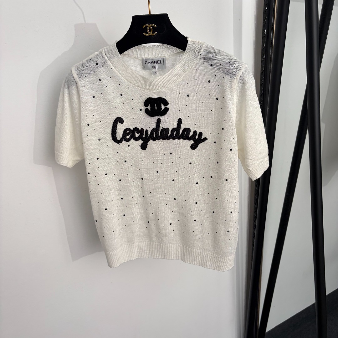 NO:889569,Model No. 20264764 Chane* new logo embroidered star hot diamond short-sleeved wool sweater top, white, gray, 36 38 40, [size 36 shoulder width 37, bust 94, sleeve length 21, length 51; weight 0.145kg], Chanel-clothing, chanel, chanel, T-shirt,19860909款号20264764 Chane*新款 logo刺绣 星星烫钻短袖羊毛针织衫上衣,白色,灰色,36 38 40,【36码肩宽37,胸围94,袖长21,长51；重量0.145kg】,香奈儿-服装,chanel,chanel,T-shirt,,Women's clothing
