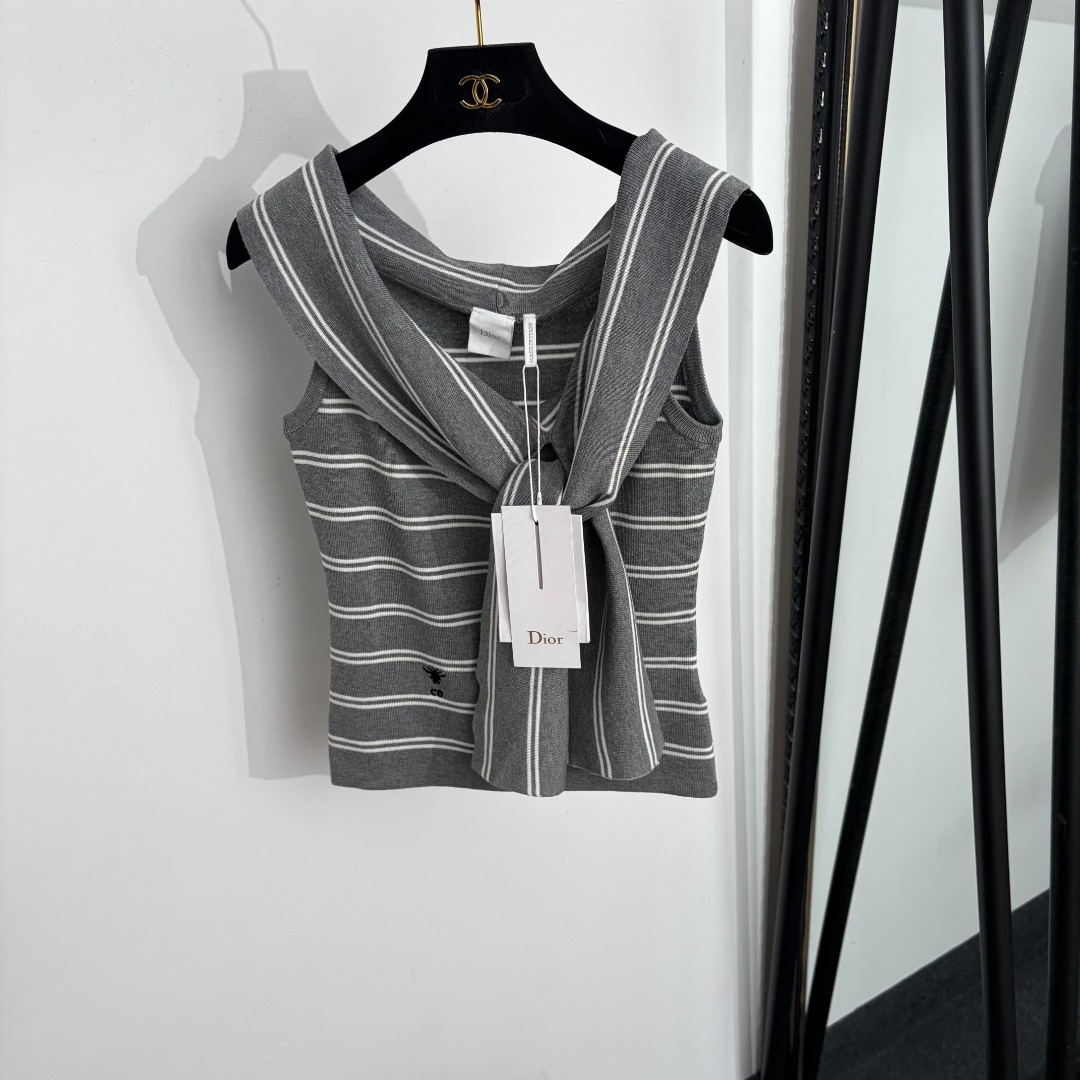 NO:889638,Model number 20264766 Dio* new cross shawl striped knitted vest, gray, brown, 36 38 40, [36 size chest 70, length 41; weight 0.195kg], Dior-clothing, dior, dior, shawls,19860909款号20264766 Dio*新款 交叉披肩条纹针织背心,灰色,咖色,36 38 40,【36码胸围70,长41；重量0.195kg】,迪奥-服装,dior,dior,shawls,,Women's clothing