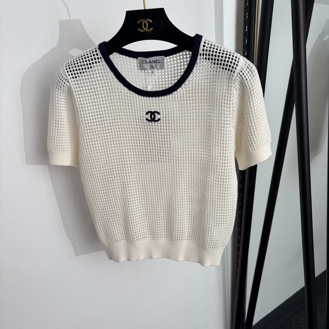 NO:889555,Model No. 20264780 Chane* new style Xiaoxiang logo embroidered hollow short-sleeved wool sweater top, white, 36 38 40, [size 38 shoulder width 36, bust, 82, sleeve length 20, length 48; weight 0.160kg], Chanel-clothing, chanel, chanel, T-shirt,19860909款号20264780 Chane*新款 小香logo刺绣镂空短袖羊毛针织衫上衣,白色,36 38 40,【38码肩宽36,胸围,82,袖长20,长48；重量0.160kg】,香奈儿-服装,chanel,chanel,T-shirt,,Women's clothing