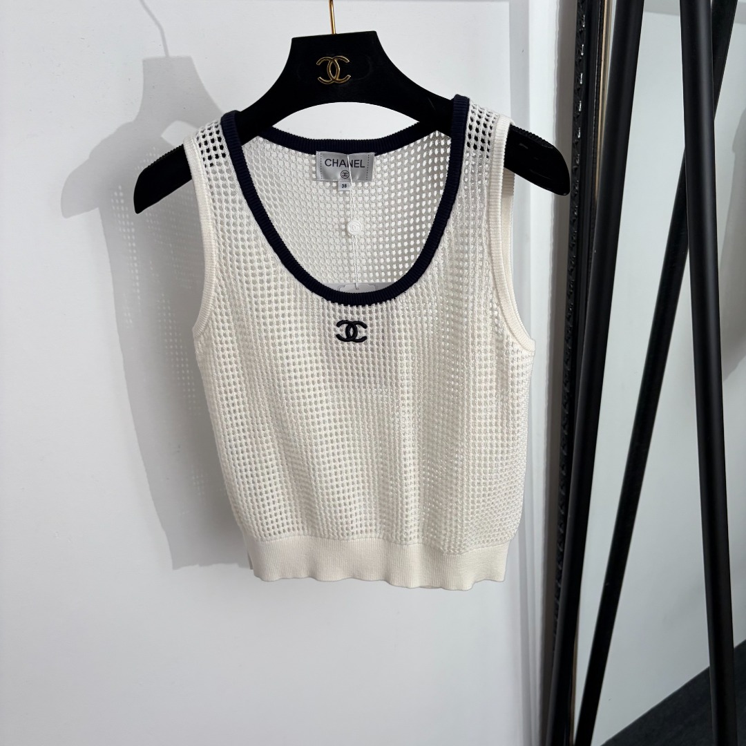 NO:889562,Model number 20264781 Chane* new style Xiaoxiang logo embroidered hollow knitted vest, white, 36 38 40, [38 size bust 76, length 47; weight 0.120kg], Chanel-clothing, chanel, chanel,19860909款号20264781 Chane*新款 小香logo刺绣镂空针织背心,白色,36 38 40,【38码胸围76,长47；重量0.120kg】,香奈儿-服装,chanel,chanel,,Women's clothing
