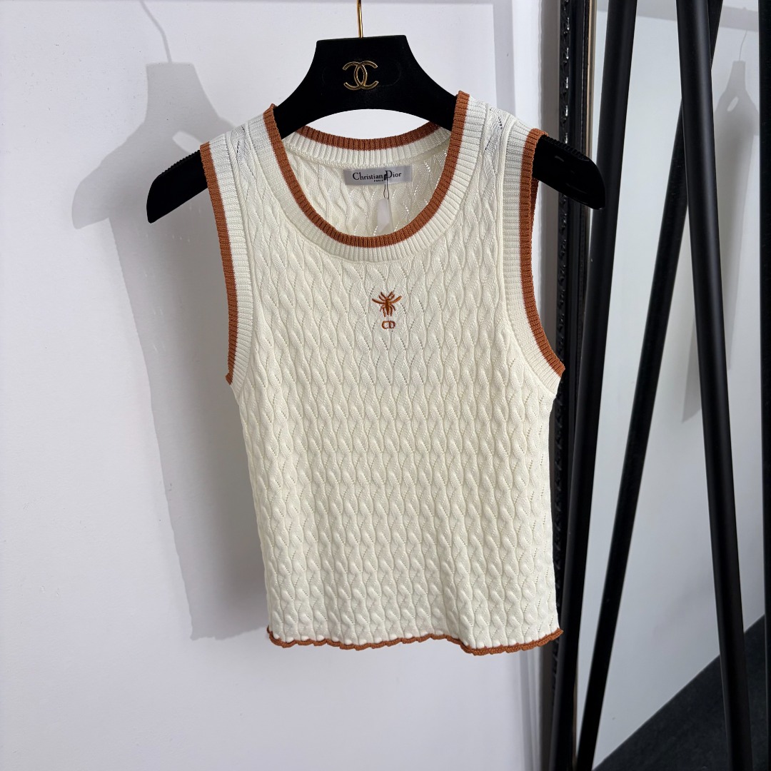 NO:889632,Model No. 20264784 Dio* new CD bee embroidery contrasting round neck twist knitted vest, off-white, brown, [One size fits all bust 70, length 50; weight 0.150kg], Dior-clothing, dior, dior,19860909款号20264784 Dio*新款 CD小蜜蜂刺绣撞色圆领麻花针织背心,米白色,棕色,【均码胸围70,长50；重量0.150kg】,迪奥-服装,dior,dior,,Women's clothing