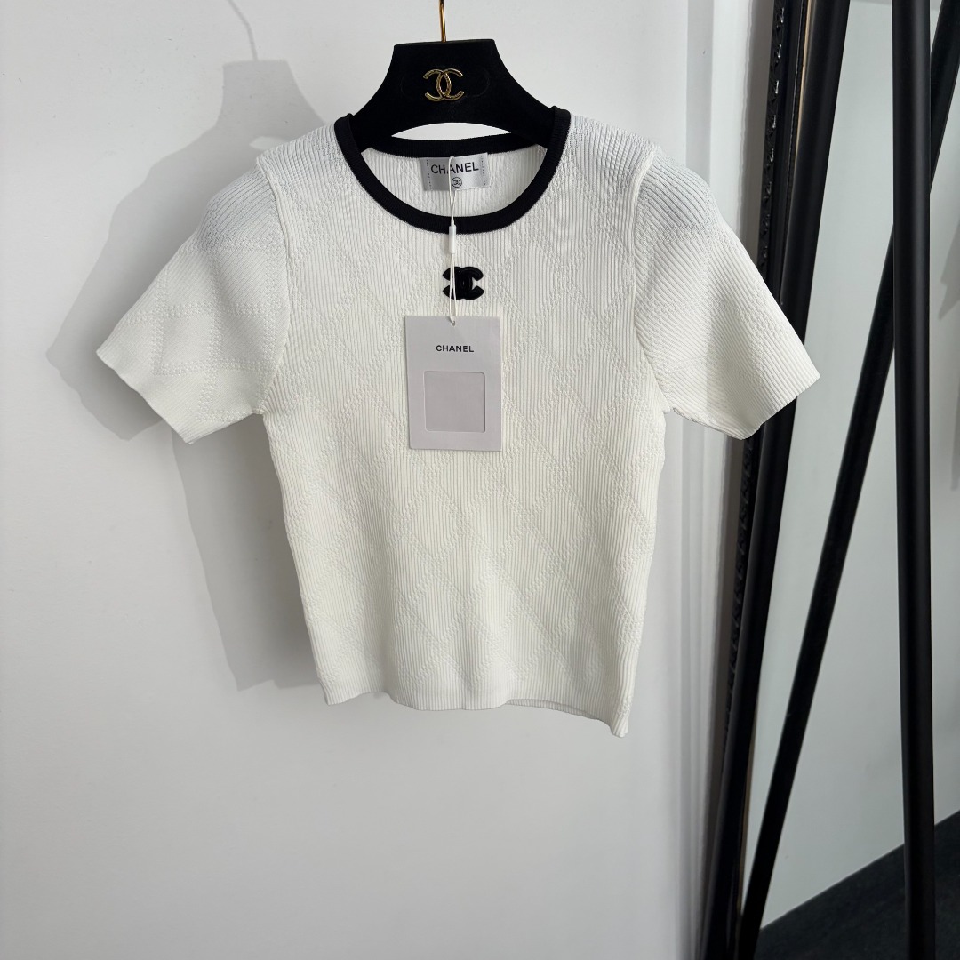 NO:889535,Model No. 20264785 Chane* new style Xiaoxiang logo embroidered patch short-sleeved sweater top, white, black, [one size fits all bust 70, sleeve length 20, length 50; weight 0.190kg], Chanel-clothing, chanel, chanel, T-shirt,19860909款号20264785 Chane*新款 小香logo刺绣贴布短袖针织衫上衣,白色,黑色,【均码胸围70,袖长20,长50；重量0.190kg】,香奈儿-服装,chanel,chanel,T-shirt,,Women's clothing