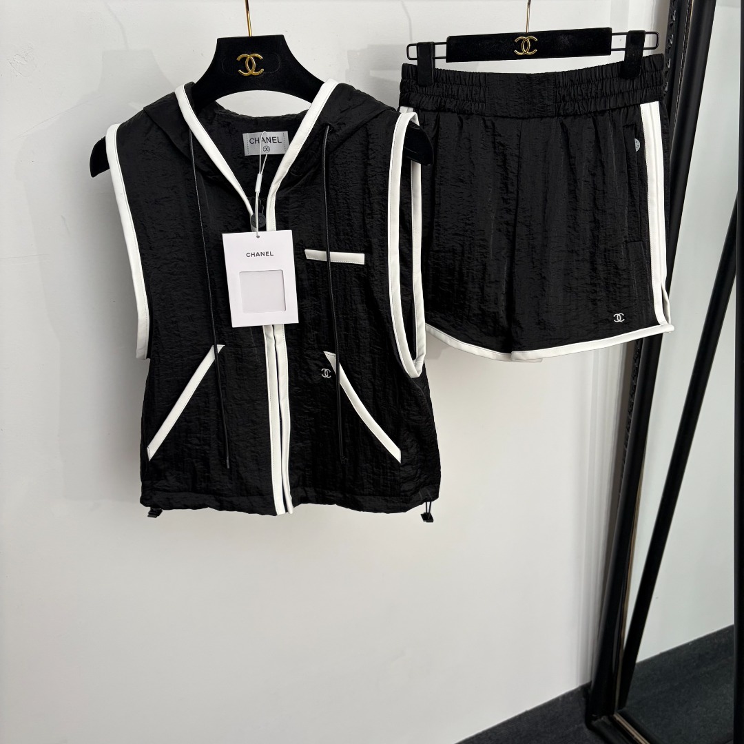 NO:889527,Model No. 20264786 Chane* new quick-drying suit, contrasting edged sleeveless hooded vest jacket + sports shorts, black, SML, [M size bust 94, length 51; weight 0.275kg; waist 66 elastic, length 39; weight 0.205kg], Chanel - clothing, chanel, chanel, shorts, jackets & coats, hats,19860909款号20264786 Chane*新款速干套装,撞色包边无袖连帽马甲外套+运动短裤,黑色,SML,【M码胸围94,长51；重量0.275kg；腰围66弹力,长39；重量0.205kg】,香奈儿-服装,chanel,chanel,shorts,jackets & coats,hats,,Women's clothing