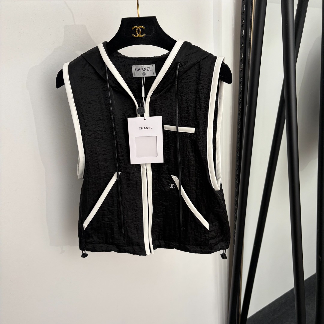 NO:889519,Model number 20264787 Chane* new style contrasting edge sleeveless hooded quick-drying vest jacket, black, SML, [M size bust 94, length 51; weight 0.275kg], Chanel - clothing, chanel, chanel, jackets & coats, hats,19860909款号20264787 Chane*新款 撞色包边无袖连帽速干马甲外套,黑色,SML,【M码胸围94,长51；重量0.275kg】,香奈儿-服装,chanel,chanel,jackets & coats,hats,,Women's clothing