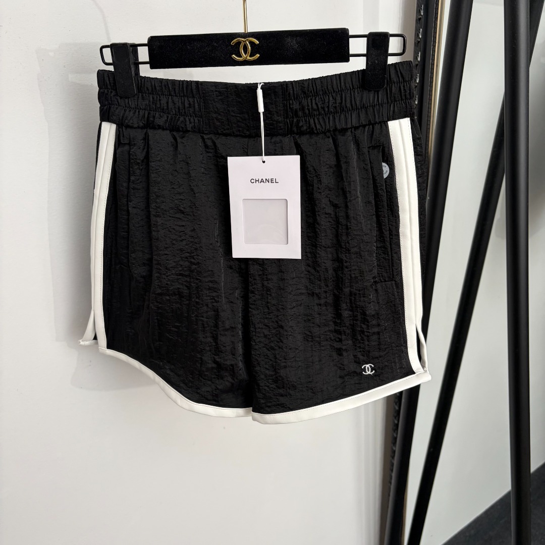 NO:889510,Model number 20264788 Chane* new style contrast hemmed sports quick-drying shorts, black, SML, [M size waist 66 elastic, length 39; weight 0.205kg], Chanel-clothing, chanel, chanel, shorts,19860909款号20264788 Chane*新款 撞色包边运动速干短裤,黑色,SML,【M码腰围66弹力,长39；重量0.205kg】,香奈儿-服装,chanel,chanel,shorts,,Women's clothing