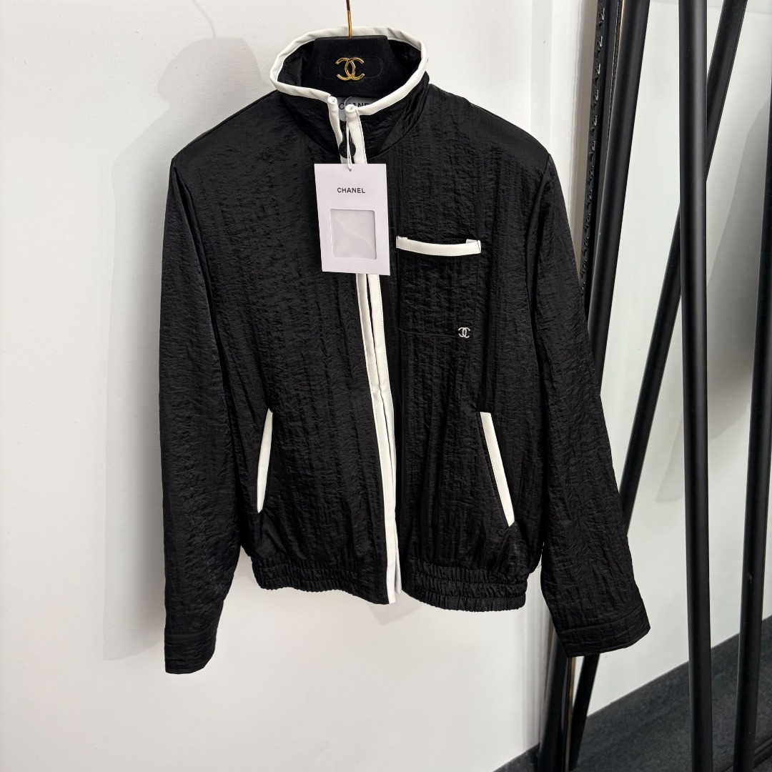 NO:889501,Model No. 20264790 Chane* new logo embroidered contrasting edged stand collar long-sleeved zipper quick-drying windbreaker jacket, black, SML, [M size shoulder width 41, bust 104, sleeve length 62, length 61; weight 0.325kg], Chanel - Clothing, chanel, chanel, jackets & coats,19860909款号20264790 Chane*新款 logo刺绣撞色包边立领长袖拉链速干风衣外套,黑色,SML,【M码肩宽41,胸围104,袖长62,长61；重量0.325kg】,香奈儿-服装,chanel,chanel,jackets & coats,,Women's clothing