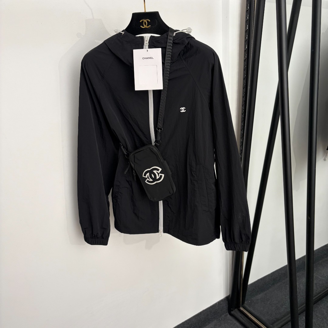 NO:889485,Model number 20264792 Chane* new style Xiaoxiang logo printed long-sleeved hooded sun protection windbreaker jacket, with crossbody bag, black, SML, [M size bust 108, sleeve length 70, length 64; weight 0.280kg], Chanel - clothing, chanel, chanel, satchels, crossbody bags, jackets & coats, hats,19860909款号20264792 Chane*新款 小香logo印花长袖连帽防晒风衣外套,配斜挎包包,黑色,SML,【M码胸围108,袖长70,长64；重量0.280kg】,香奈儿-服装,chanel,chanel,satchels,crossbody bags,jackets & coats,hats,,Women's clothing