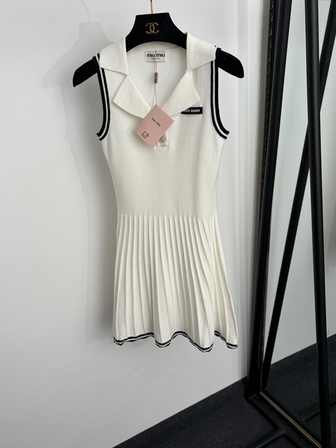 NO:922961,Model No. 20265201 Miumi* new collar lettering, college style small lapel pleated knitted vest dress, white, pink, navy blue, [one size fits all, bust 68, length 78; weight 0.325kg], Miumi-clothing, miumiu, skirts,19860909款号20265201 Miumi*新款 领标字母 学院风小翻领百褶针织背心连衣裙,白色,粉色,藏蓝色,【均码胸围68,长78；重量0.325kg】,缪缪-服装,miumiu,skirts,,Women's clothing