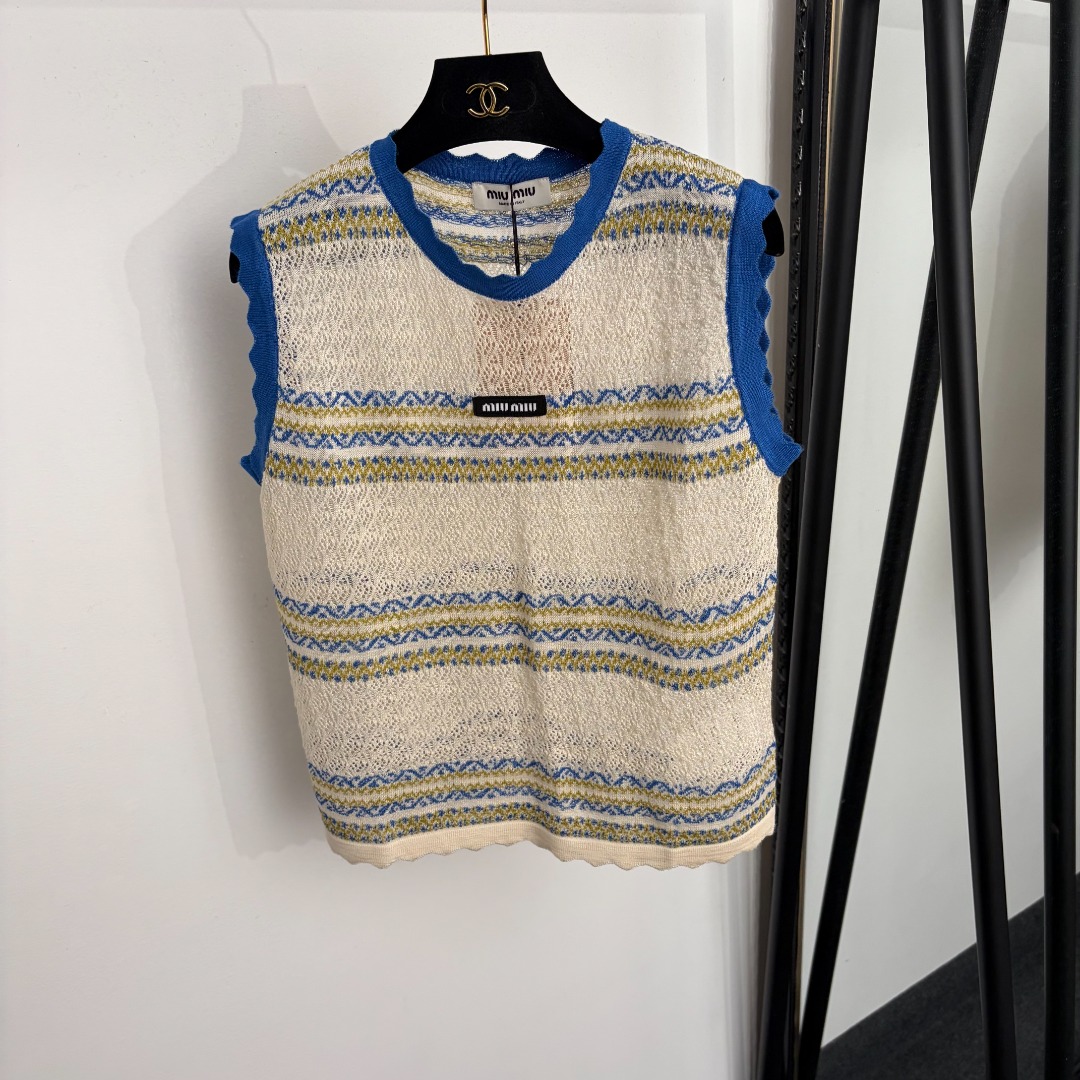 NO:922870,Model No. 20265202 Miumi* new style striped knitted vest with collar lettering, off-white, apricot, SML, [M size bust 92, length 54; weight 0.130kg], Miumi-clothing, miumiu,19860909款号20265202 Miumi*新款 领标字母条纹针织背心,米白色,杏色,SML,【M码胸围92,长54；重量0.130kg】,缪缪-服装,miumiu,,Women's clothing