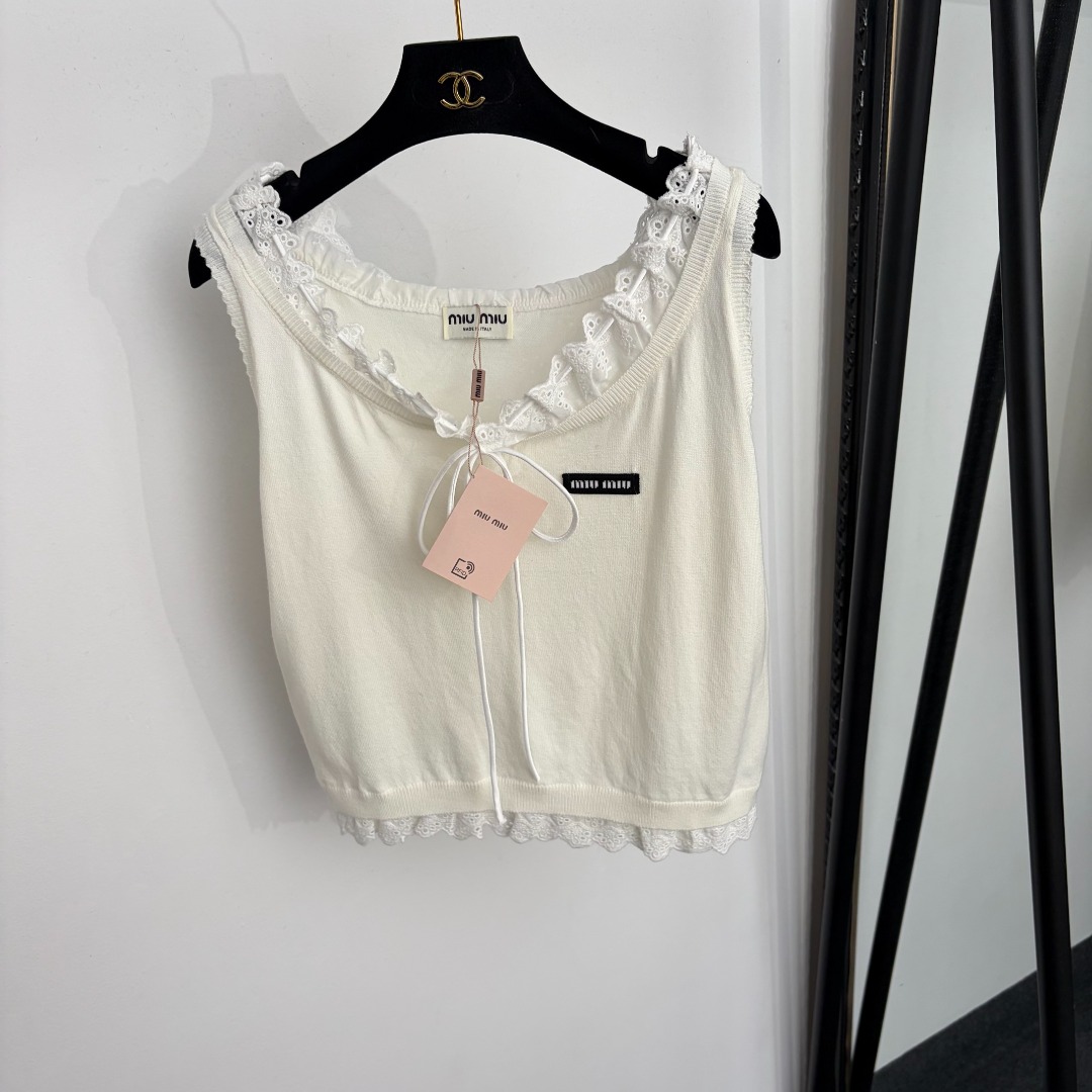NO:922882,Model number 20265204 Miumi* new style lace knitted vest with collar lettering, off-white, pink, brown, green, SML, [M size bust 90, length 47; weight 0.110kg], Miumi-clothing, miumiu,19860909款号20265204 Miumi*新款 领标字母蕾丝花边针织背心,米白色,粉色,咖啡色,绿色,SML,【M码胸围90,长47；重量0.110kg】,缪缪-服装,miumiu,,Women's clothing
