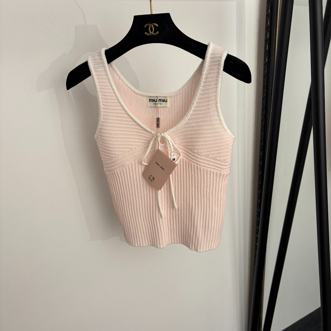 NO:922892,Model number 20265205 Miumi* new style bow knitted vest with collar lettering, pink, blue, green, [one size fits all, bust 68, length 46; weight 0.125kg], Miumi-clothing, miumiu,19860909款号20265205 Miumi*新款 领标字母蝴蝶结针织背心,粉色,蓝色,绿色,【均码胸围68,长46；重量0.125kg】,缪缪-服装,miumiu,,Women's clothing