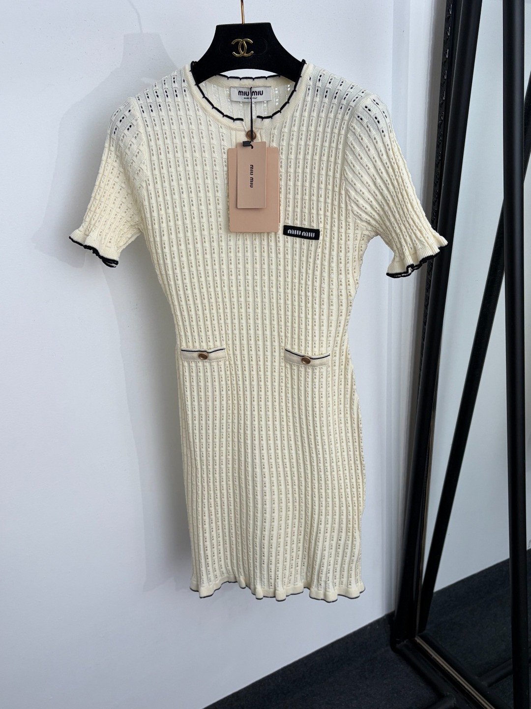NO:922902,Model No. 20265212 Miumi* new style collar letter patch, half-front hollow wool knitted short-sleeved dress, off-white, black, SML, [M size bust 74, sleeve length 22, length 87; weight 0.255kg], Miumiu-clothing, miumiu, skirts, T-shirt,19860909款号20265212 Miumi*新款 领标字母贴布 半开襟镂空羊毛针织短袖连衣裙,米白色,黑色,SML,【M码胸围74,袖长22,长87；重量0.255kg】,缪缪-服装,miumiu,skirts,T-shirt,,Women's clothing