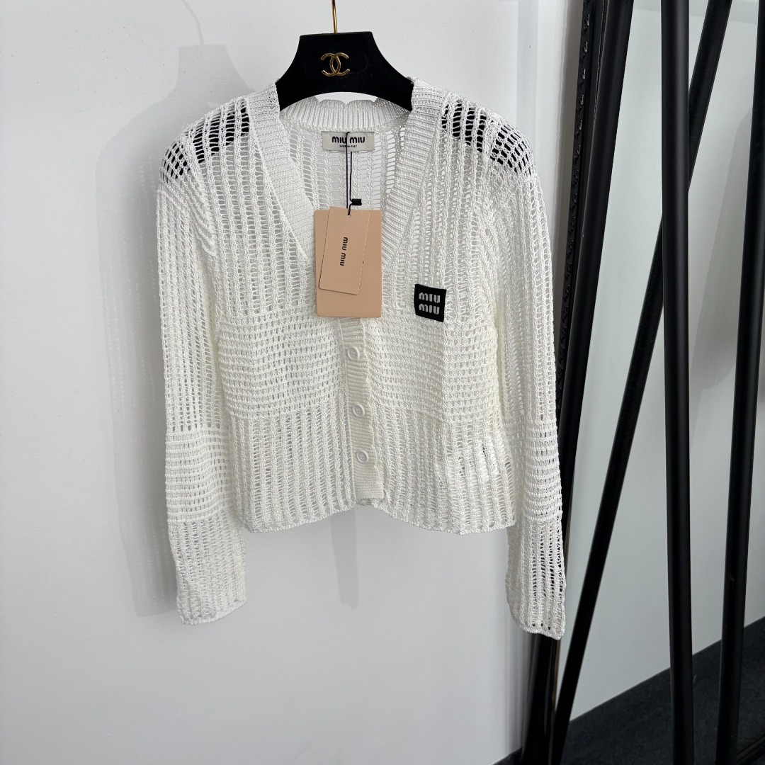 NO:922910,Model No. 20265213 Miumi* new logo embroidered letter patch V-neck hollow long-sleeved wool knitted cardigan, white, green, SML, [Size bust 82, sleeve length 58, length 48; weight 0.205kg], Miumi-clothing, miumiu,19860909款号20265213 Miumi*新款 logo刺绣字母贴布V领镂空长袖羊毛针织开衫,白色,绿色,SML,【S码胸围82,袖长58,长48；重量0.205kg】,缪缪-服装,miumiu,,Women's clothing