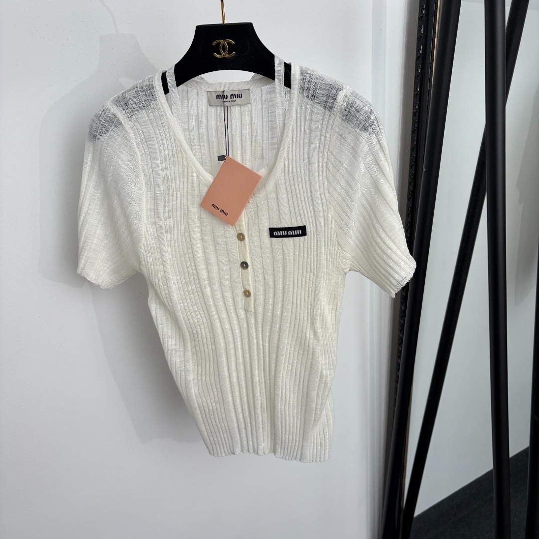 NO:922920,Model No. 20265227 Miumi* new collar label letter fake two-piece spliced ​​short-sleeved sweater top, white, gray, 36 38 40, [36 size bust 74, sleeve length 24, length 58; weight 0.130kg], Miumi-clothing, miumiu, T-shirt,19860909款号20265227 Miumi*新款 领标字母 假两件拼接短袖针织衫上衣,白色,灰色,36 38 40,【36码胸围74,袖长24,长58；重量0.130kg】,缪缪-服装,miumiu,T-shirt,,Women's clothing