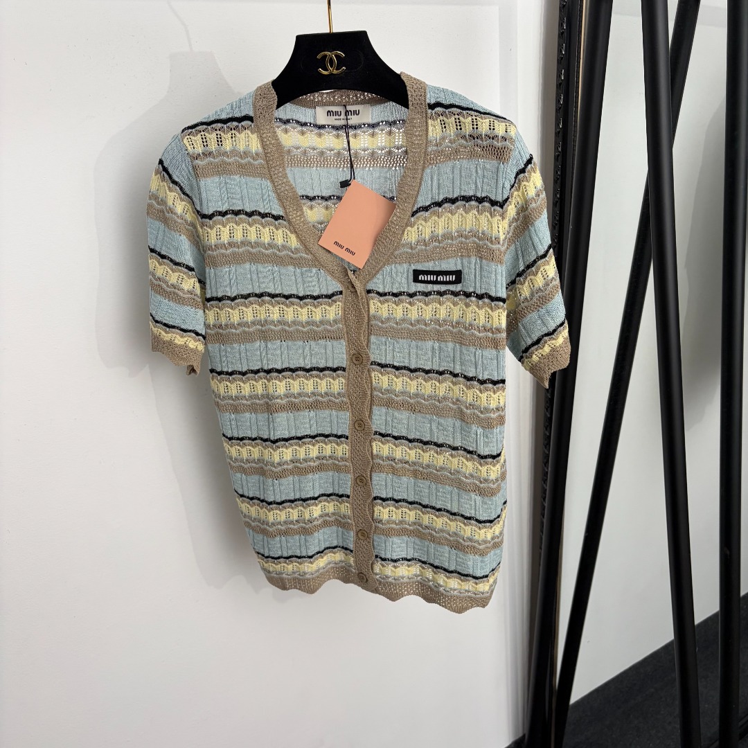 NO:922929,Model No. 20265229 Miumi* new style collar label letters striped hollow V-neck short-sleeved wool knitted cardigan top, light green, 36 38 40, [size 38 shoulder width 36, chest 94, sleeve length 22, length 58; weight 0.155kg], Miumi-clothing, miumiu, T-shirt,19860909款号20265229 Miumi*新款 领标字母 条纹镂空V领短袖羊毛针织开衫 上衣,浅绿色,36 38 40,【38码肩宽36,胸围94,袖长22,长58；重量0.155kg】,缪缪-服装,miumiu,T-shirt,,Women's clothing