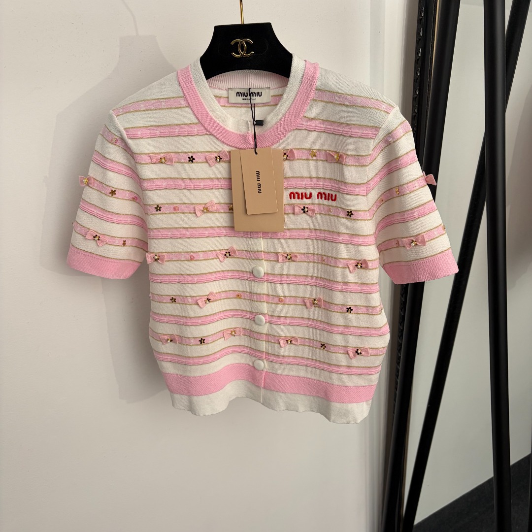 NO:922938,Model No. 20265231 Miumi*new style pearl sequin bow striped short-sleeved knitted cardigan top, pink, black, SML, [M size shoulder width 36, bust 88, sleeve length 23, length 50; weight 0.235kg], Miumiu-clothing, miumiu, T-shirt,19860909款号20265231 Miumi*新款 珍珠亮片蝴蝶结条纹短袖针织开衫 上衣,粉色,黑色,SML,【M码肩宽36,胸围88,袖长23,长50；重量0.235kg】,缪缪-服装,miumiu,T-shirt,,Women's clothing