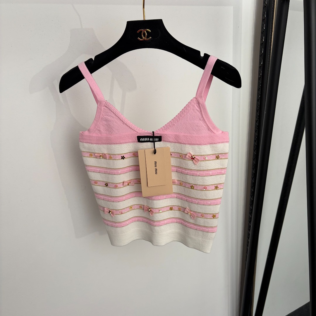 NO:922947,Model No. 20265238 Miumi* new collar lettering pearl sequin bow striped knitted camisole, pink, black, SML, [M size bust 70, length 45; weight 0.105kg], Miumiu-clothing, miumiu,19860909款号20265238 Miumi*新款 领标字母 珍珠亮片蝴蝶结条纹针织吊带背心,粉色,黑色,SML,【M码胸围70,长45；重量0.105kg】,缪缪-服装,miumiu,,Women's clothing