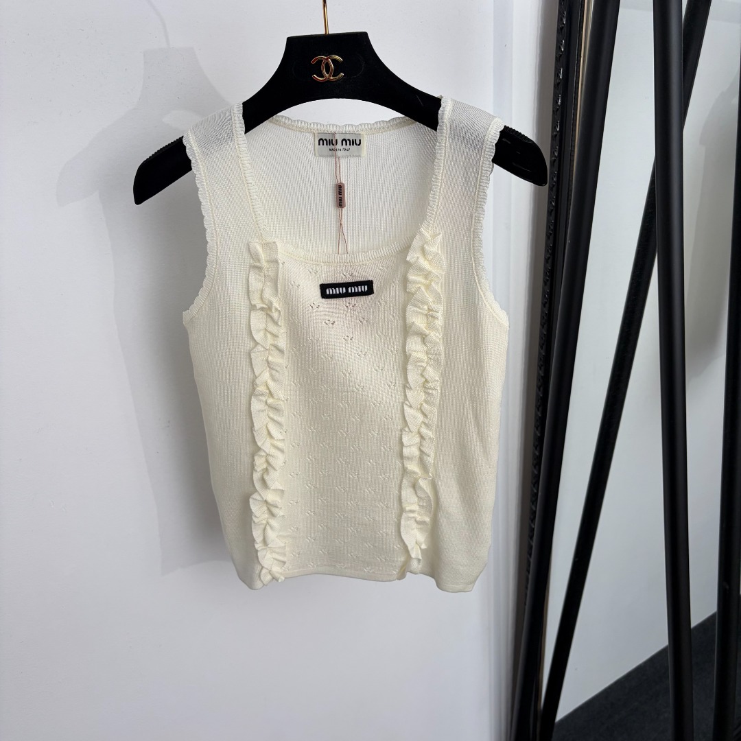 NO:922957,Model No. 20265240 Miumi* new style knitted vest with collar logo and earrings, off-white, military green, brown, SML, [M size bust 72, length 52; weight 0.100kg], Miumi-clothing, miumiu,19860909款号20265240 Miumi*新款 领标字母木耳边针织背心,米白色,军绿色,棕色,SML,【M码胸围72,长52；重量0.100kg】,缪缪-服装,miumiu,,Women's clothing