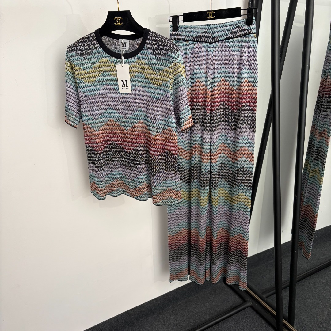 NO:922866,Model number 20265293 Misson* new suit, bright silk blended gradient wave pattern short-sleeved sweater T-shirt + high-waisted knitted trousers, color, S-XL, [M size shoulder width 37, bust 90, sleeve length 22, length 57; weight 0.145kg; waist 62 elastic, length 114; weight 0.305kg], women's clothing, T-shirt, tees, t-shirt,19860909款号20265293 Misson*新款套装,亮丝混纺渐变色波浪纹短袖针织衫T恤+高腰针织长裤,彩色,S-XL,【M码肩宽37,胸围90,袖长22,长57；重量0.145kg；腰围62弹力,长114；重量0.305kg】,女装,T-shirt,tees，t-shirt,,Women's clothing