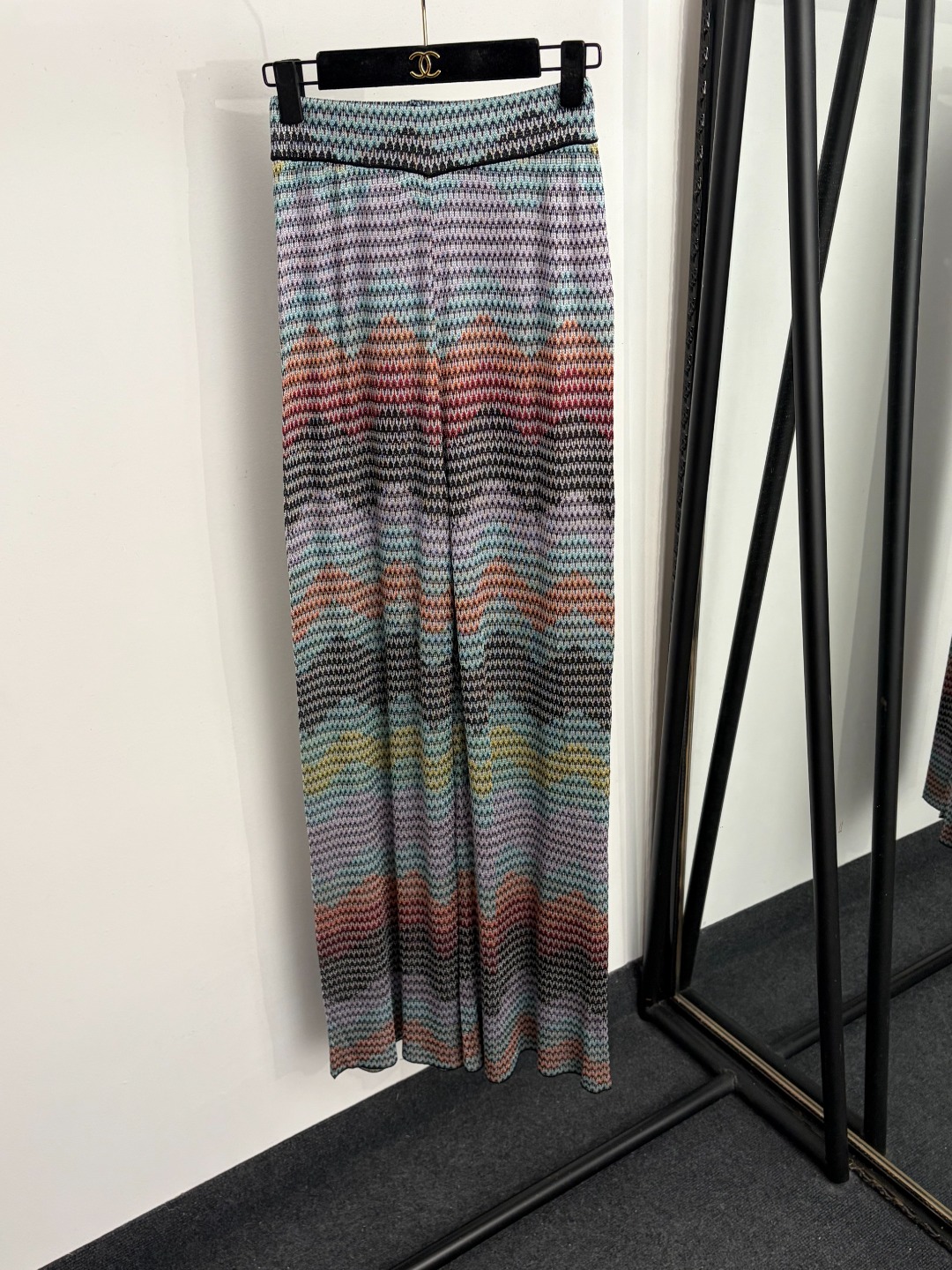 NO:922823,Model No. 20265294 Misson's latest model, bright silk blended gradient wavy pattern high-waisted knitted trousers, color, S-XL, [M size; waist 62 elastic, length 114; weight 0.305kg], women's clothing,19860909款号20265294 Misson*新款 亮丝混纺渐变色波浪纹高腰针织长裤,彩色,S-XL,【M码；腰围62弹力,长114；重量0.305kg】,女装,,Women's clothing